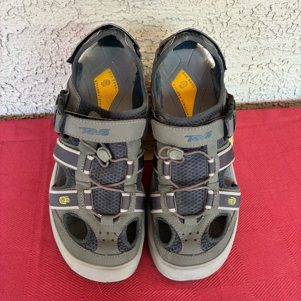 Mens Teva pre-owned outdoor closed toe sandals size 10